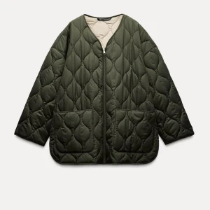 Grön jacka - Säljer en grön Zara jacka som är slutsåld. Lappen är inte kvar men har aldrig blivit använd❣️