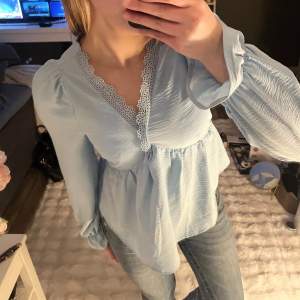 Ljus blå blus ifrån Vero Moda! Använt få gånger. 