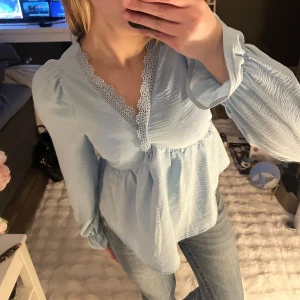 Söt ljusblå blus🩵 - Ljus blå blus ifrån Vero Moda! Använt få gånger. 
