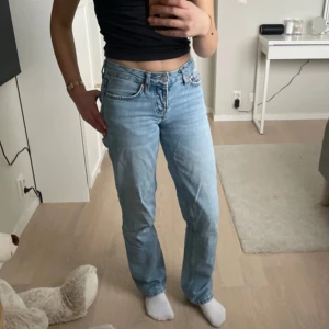 Jeans  - Lågmidjade jeans från lager 157. Tyvärr blivit för små för mig. De sitter bra i längden för mig som är 160cm. De har ett litet hål vid knapparna men det är inget som syns vid användning. 