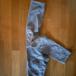 Grå jeansbyxor - Snygga grå jeans med bra passform. Unik färg i denna passformen. Jack & Jones. Fråga på om ni har frågor. Pris kan diskuteras vid snabb affär!!