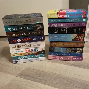 Engelska böcker - Pocketböcker på engelska i olika genrer. Böckerna blir inte lästa av mig och väljer därför att sälja de vidare i hopp om att det kommer till användning för någon annan. Någon enstaka bok har lästs, men alla är utöver det i nytt skick. En bok 70kr, 2 för 110 och 3st för 135kr🤍