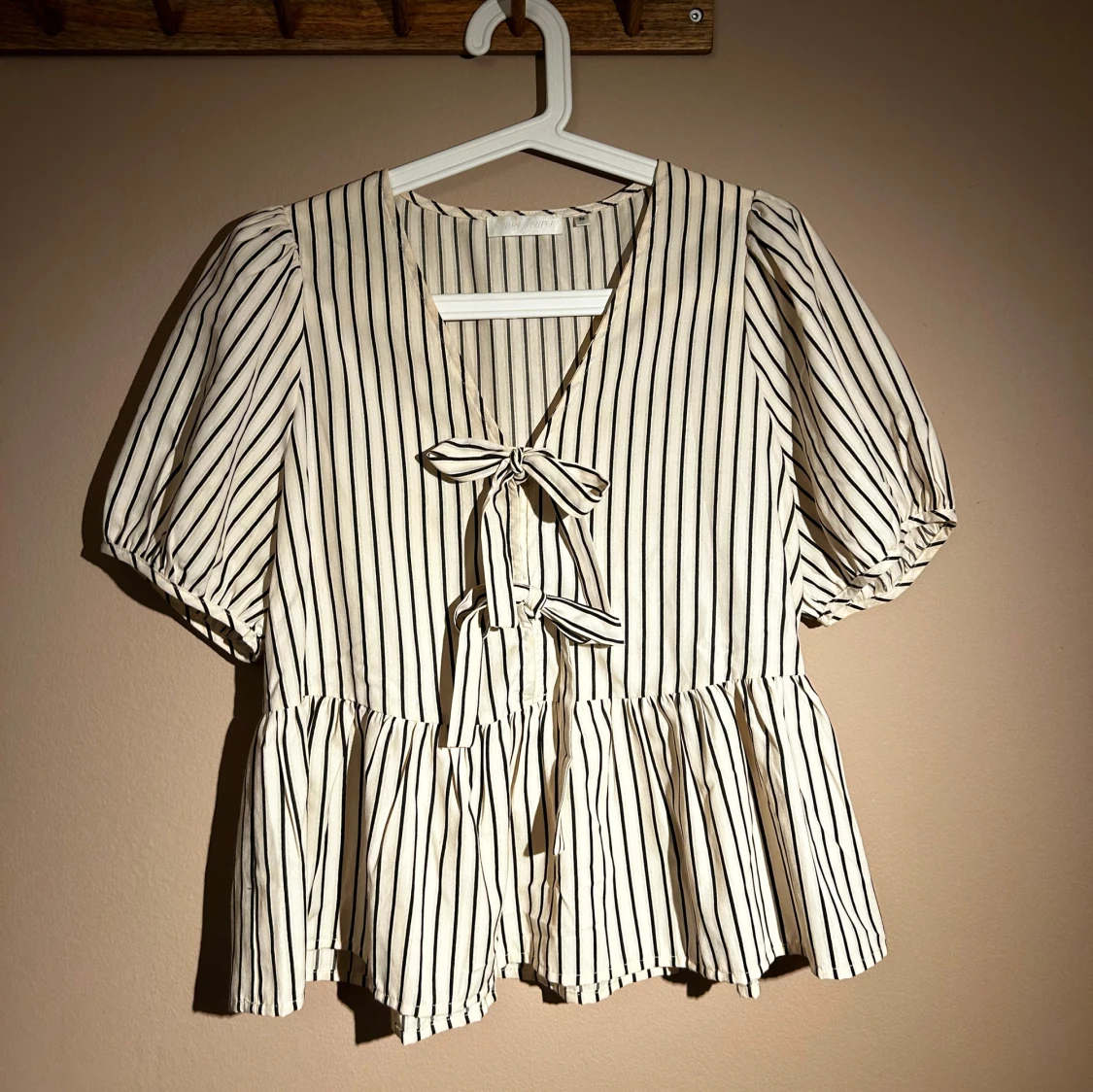 Randig blus med knytband