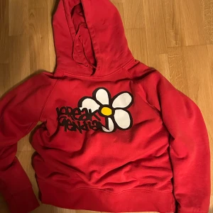 Röd hoodie från Loreak Mendian - Säljer en cool röd hoodie från Loreak Mendian. Storlek M och endast använd några gånger. Nypris 1500kr ungefär (130€). 