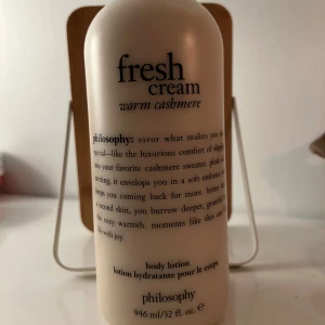 Fresh Cream Warm Cashmere Body Lotion - Lyxig body lotion från Philosophy med doften Fresh Cream Warm Cashmere. Flaskan innehåller 946 ml och erbjuder en mjuk och omfamnande känsla, perfekt för att hålla huden återfuktad och doftande av varm kashmir.