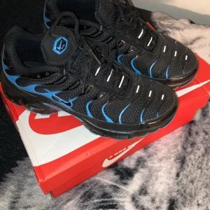 Nike Air Max Plus i svart och blått - Nästan nya nike Air Max, lite använd. Storlek 40, dom blev lite för små och tänker sälja dom. 