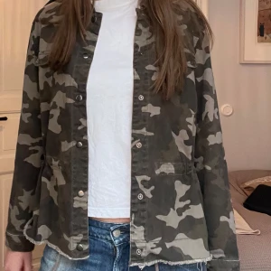 Jeansjacka militär - Superfin jeansjacka perfekt till våren💕💕