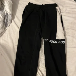 Boss byxor  - Boss byxor i storlek xs. Nästan aldrig använda. I fint skick. 