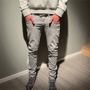 Grå jeansbyxor - Snygga grå replay jeans med en slim passform. De har en klassisk femficksdesign och en diskret läderdetalj vid bakfickan. Köpte dessa för cirka 1600kr. Det är ett unikt par som inte många har. Säljer dessa på grund av att de blivit för små. Perfekta för en stilren look. Vid frågor eller funderingar är det bara att höra av sig.