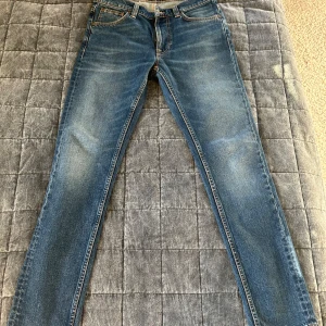 Blå nudie jeans Lean Dean - Snygga blå jeans som är i mycket bra skick, nästan helt oanvända. Modellen heter Lean Dean och är lite mer slim. Nypris=1600. Perfekta till vår och sommar!