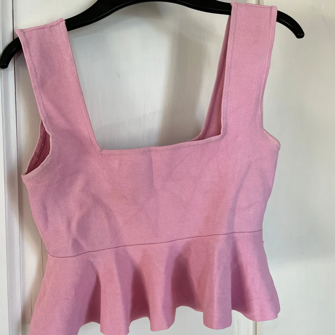 Rosa ribbad topp med volang - 2