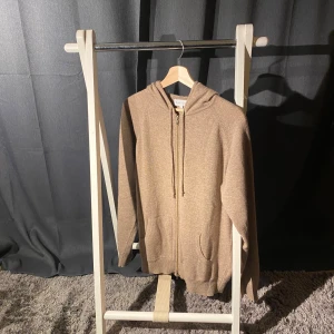 Davida Cashmere Hoodie - Davida Cashmere Hoodie Skick: 10/10 (Endast testad) Storlek: M Färg: Beige Hör av er vid fler frågor eller funderingar!🙌😊// Hugo