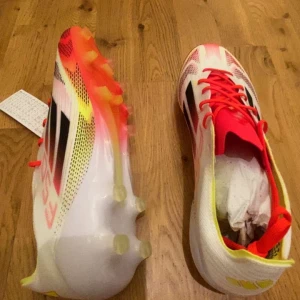 Adidas fotbolsskor - Säljer dessa helt nya Adidas F50 skor i storlek 44, konstgräsdobbar! Finns även i skruvdobb! Kom med bud🙂