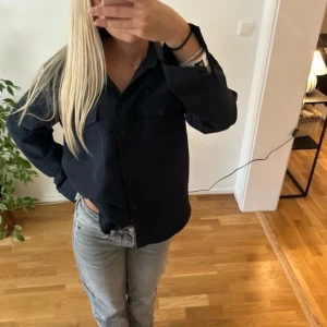 skjorta  - Mörkblå skjorta, jättebra skick, använd en gång. Bortklippt lapp därav vet ja inte storlek men skulle gissa på M. Funkar på mig med xs