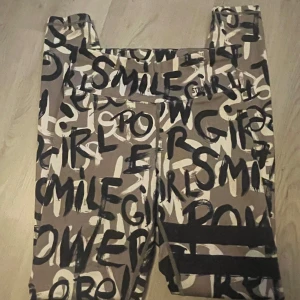 Mönstrade leggings från Stronger - säljer ett par tränings taights från stronger. dom är använda ett fåtal gånger men ser nya ut. Vad jag vet så har denna färg utgått. Sitter som xxs. 