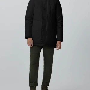  Canada goose chateu parka  black label XS - Säljer min vinterjacka Canada goose storlek XS. Har inte använt jackan på flera år då den är för lite för mig. Mycket bra skick