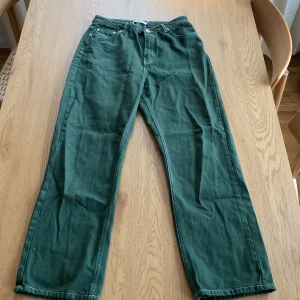 Gröna byxor från NA-KD - Snygga gröna byxor från NA-KD med en klassisk femficksdesign. Byxorna har en rak passform och är tillverkade i ett bekvämt material. Perfekta för en stilren look.