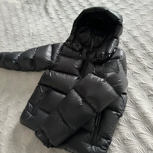 J.Lindberg jacka - Säljer nu min j.lindberg jacka eftersom den inte kommer till användning och jag köpt en ny. Den är köpt förra vintern och användes sparsamt den vintern. I år har den aldrig varit använd och bara ståt och samlat dam. Inga defekter alls och är som ny. Nypris 5 500kr.