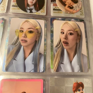 Twice chaeyoung pc kpop  - Säljer dessa photocardsen. Skickas både med sleeve och i toploader. Skriv privat om ni vill ha mer bilder 🫶 jag säljer även mer photocards på mitt konto och kan ge bra rabatt ifall man köper många 💕