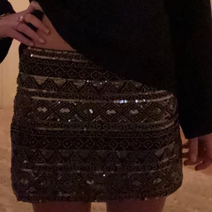 Svart glittrig kjol med paljetter - Jättesnygg kjol från Zara.🩷Nyskick! Storlek M passar även mig som brukar ha S. Köparen står för frakt!