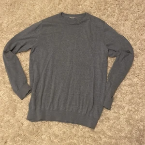 Blå tröja - Säljer en blå tröja i tunnt material