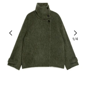 Olivgrön kappa med hög krage - Intressekoll på min super snygga Olivgröna kappa från arket!