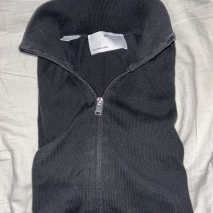 Svart hel-zip från selected homme  - Den är i bra skick inte använd så mycket och har inga skavanker.