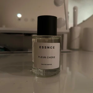 Essnce Fleur chere  - Använd en gång. Nypris 360 och Säljer för 120. 49/50 ml kvar 