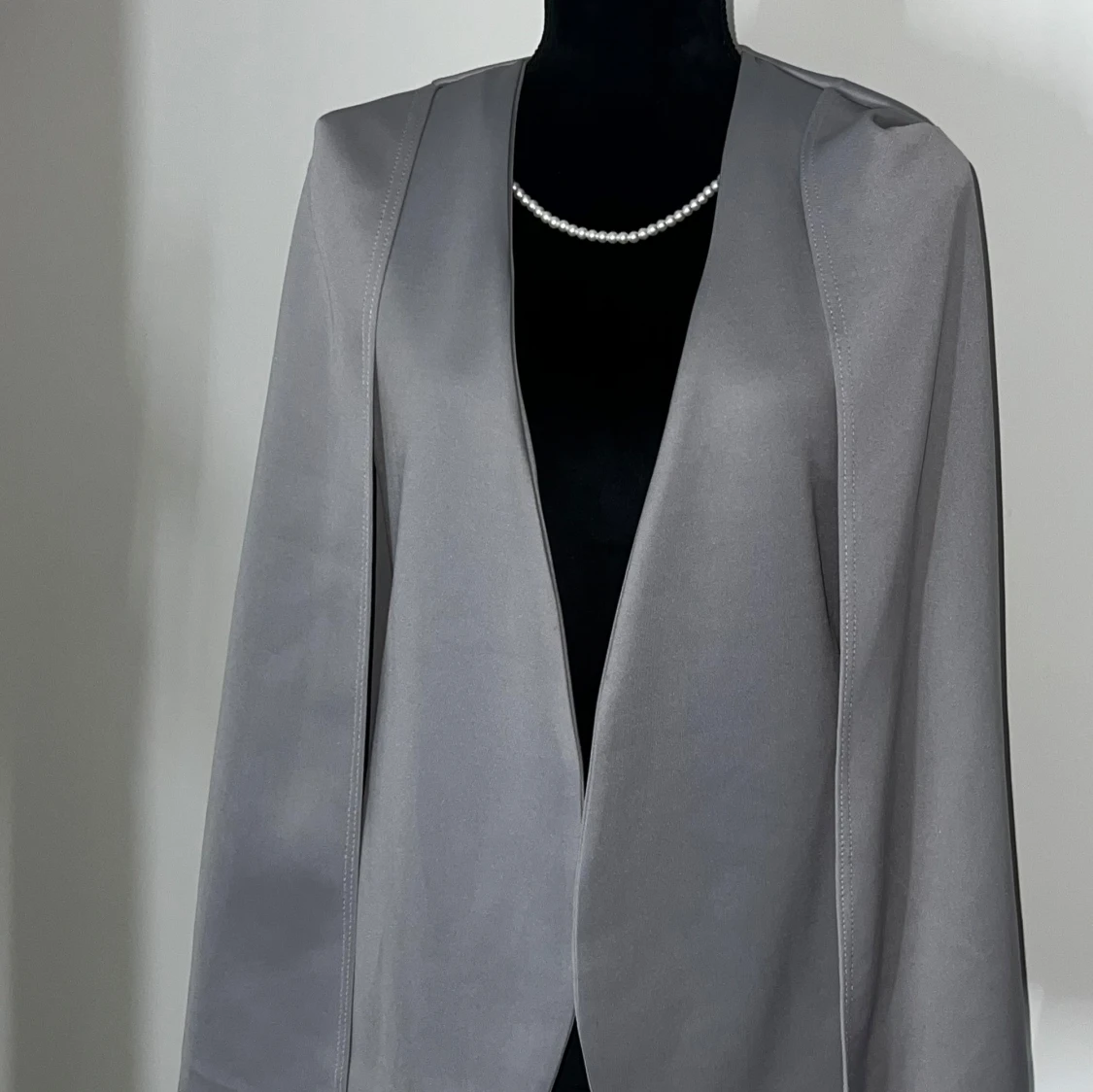 Grå kavaj med cape-design - 1