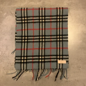 Burberry halstuk  - Nästan helt ny burberry halstuk som jag säljer för jag inte använder längre skick 9/10 hör av er om ni har frågor👍🏼