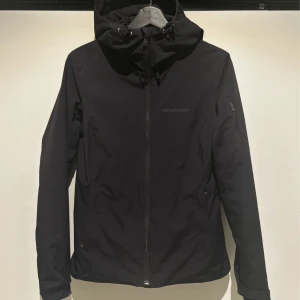 Svart skidjacka från Peak Performance - Snygg svart skidjacka från Peak Performance 💕  säljer då den tyvärr är för liten för mig                       Skriv vid för fler bilder och frågor 🥰                        nypris 3500kr 