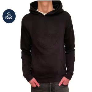 Stone Island Hoodie - Säljer denna feta svarta stone island hoodien. 8/10 skick inga defekter men andvänd. Passform slimfitt och passar 165 till 178 skulle jag säga. OBS!!  Vet inte om den är äkta och märket på armen saknas. Tveka inte om du har någon fråga🙂👍