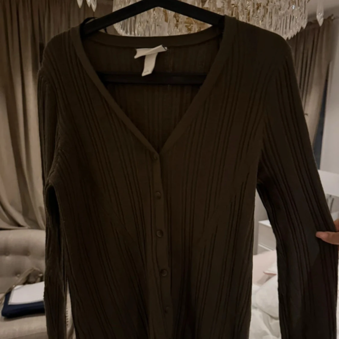 Olivgrön ribbad kofta från Monki