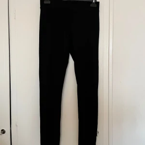 Svarta leggings från Gina Tricot - Svarta leggings från Gina Tricot, perfekta för en stilren look. De är tillverkade i ett stretchigt material som ger en bekväm passform. 