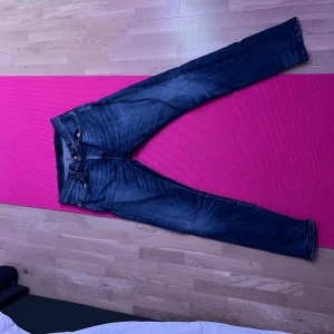 Mörkblå jeans - Snygga mörkblå jeans med en klassisk femficksdesign och dragkedja. De har en lätt tvättad look som ger en avslappnad stil. Perfekta för en casual outfit. Storlek 31/34