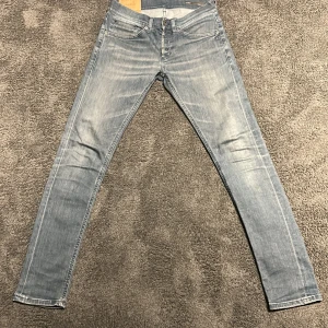 Dondup Jeans - Snygga blå skinny jeans från Dondup med modellen George. Perfekta för en Grish och Laidback stil.!! Notera att storleken är i IT och är ungefär W27-29 i EU!!             ‼️PRIS KAN DISKUTERAS VID SNABB AFFÄR‼️