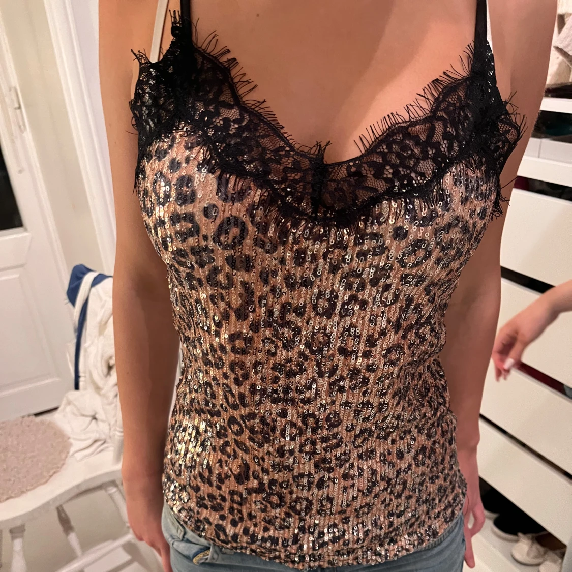 Leopardmönstrad paljettopp med spetsdetaljer