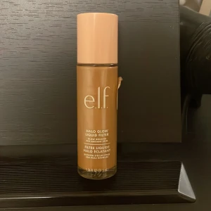 e.l.f. Halo Glow Liquid Filter - Säljer en e.l.f. Halo Glow Liquid Filter i nyansen Medium/Tan. Den är använd och 2/3 består. Jätte fin!