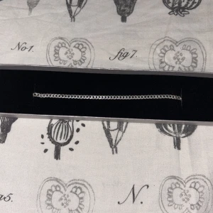 Silverarmband från Guldfynd - Elegant silverarmband från Guldfynd med en klassisk kedjedesign. Perfekt för att lägga till en touch av stil till din look. Armbandet har en säker karbinhake för enkel användning.