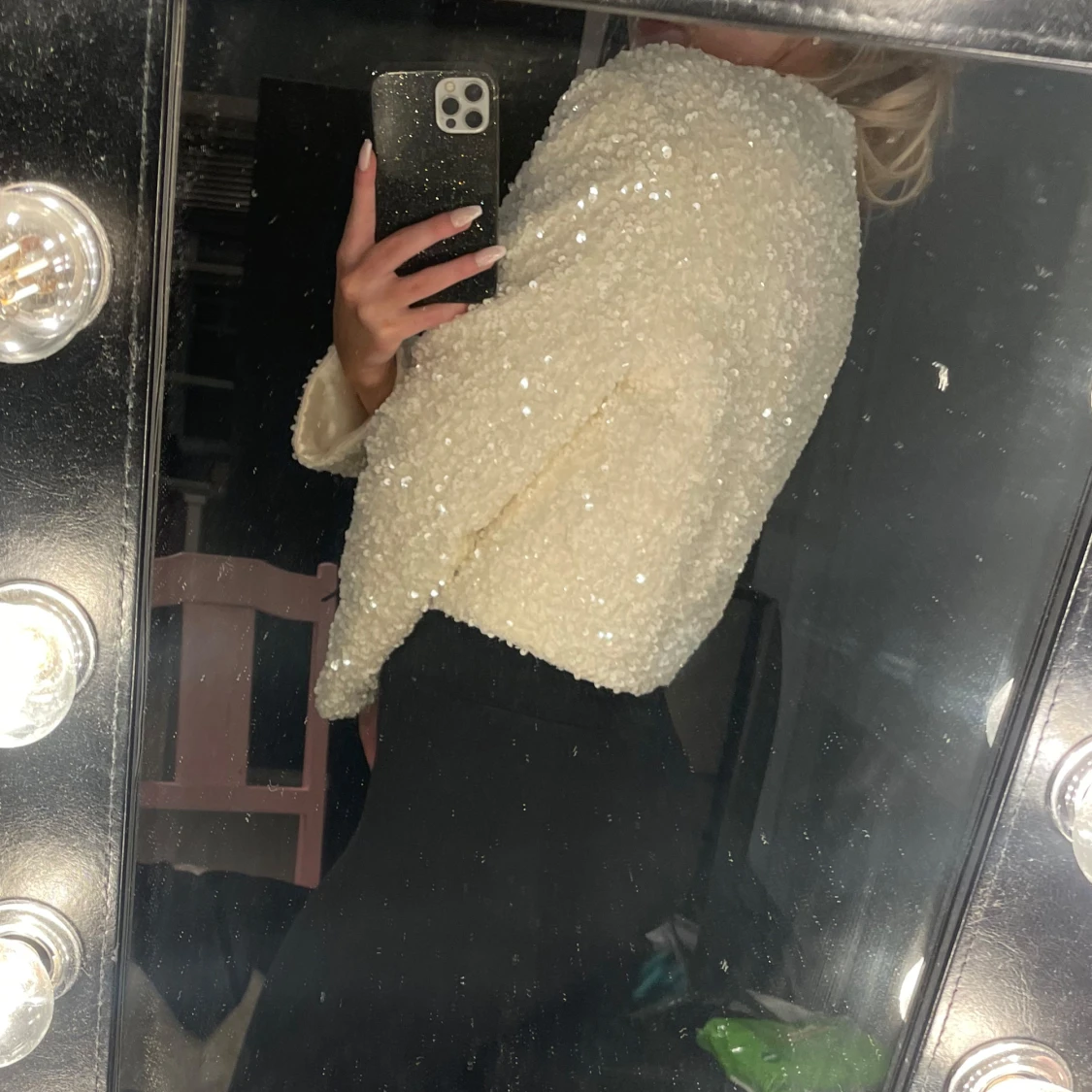 Vit glittrig tröja med rosetter framtill - 90