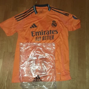 Real Madrid jersey - Helt ny år 2025 real madrid borta med namnet 'Mbappé' och nummer 9 på baksidan. Perfekt för fans som vill visa sitt stöd! Taggarna sitter kvar❗Passar dig runt 170cm