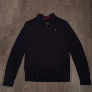 Polo Ralph lauren ribbad/stickad hoodie - Tja, säljer en mörkblå ribbad/stickad half zip hoodie från Polo Ralph Lauren. Den är använd endast en gång. Den sitter perfekt på mig som är 167 cm lång passar nog upp till 170 skulle jag säga ungefär. Passar perfekt till de kyligare dagarna o håller dig varm. Hör av er vid minsta fråga!🙌