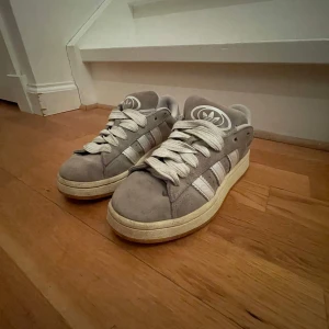 Grå adidas campus - Säljer mina campus då de inte kommer till användning, väldigt fint skick men dock en liten defekt i hälen som syns på bild 2🥰