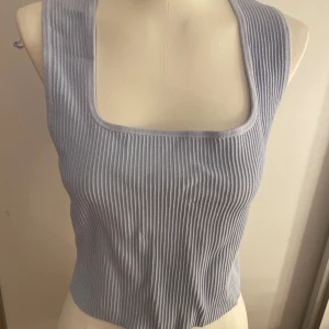 Ljusblå ribbad linnetopp från & Other Stories - Säljer den här jätte gulliga blåa tröjan från other stories i storlek s. Super söt men säljer eftersom den var lite stor på mig, men jätte fin sommartopp!