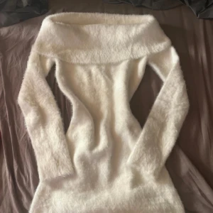 Mysig off-shoulder klänning - Jätte fin off-shoulder klänning i mjukt material. Storlek xs endast använd 1 gång som ny inga skavanker eller nopprar. Passar till alla möjliga slags event i livet. Rekomderar jätte mycket fick jätte mycket komplimanger av den💕