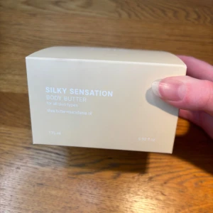 Caia Cosmetics body butter ny - Silky sensation. Helt ny aldrig använd men plasten är öppnad för att kunna känna lukten då jag är vääldigt luktkänslig. Så därför säljer jag den!