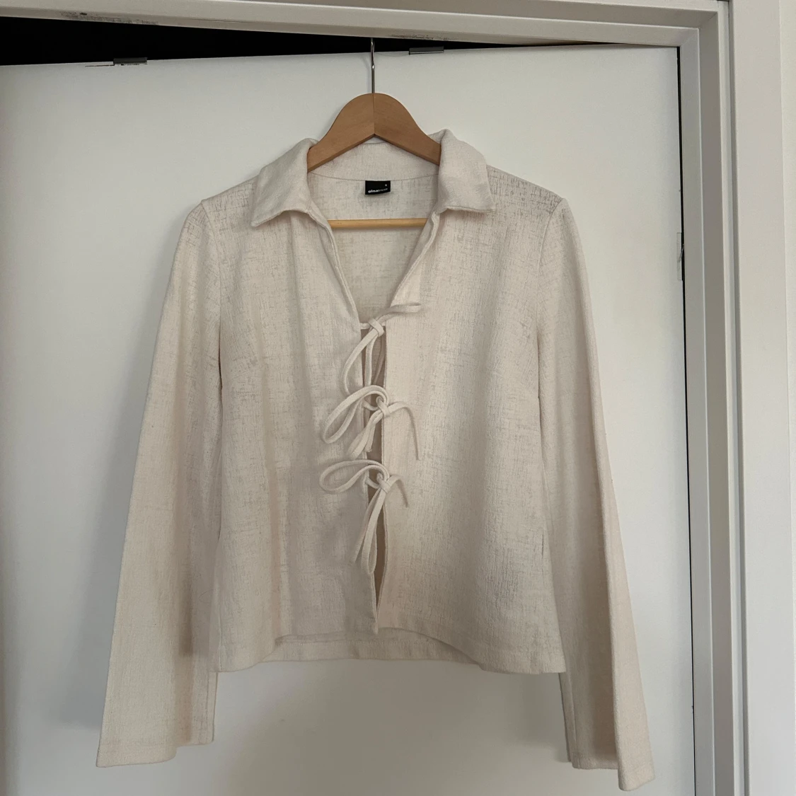 Vit blus med knytning