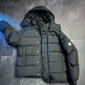 Moncler Jacka - Säljer denna unika moncler jacka , knappt använd bara testad inga deffekter , strl 2, skick 10/10 