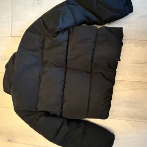 Svart pufferjacka från ONLY - Säljer en svart pufferjacka från ONLY. Jackan har en dragkedja framtill och är långärmad. Perfekt för kyligare dagar med sin quiltade design som håller värmen. En stilren och praktisk jacka för alla tillfällen.