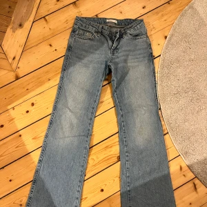 Blå jeans med bootcut - Säljer ett par klassiska blå jeans med bootcut. De har en avslappnad passform och är tillverkade i slitstarkt denim. Perfekta för en casual look. Lite slita nertill.